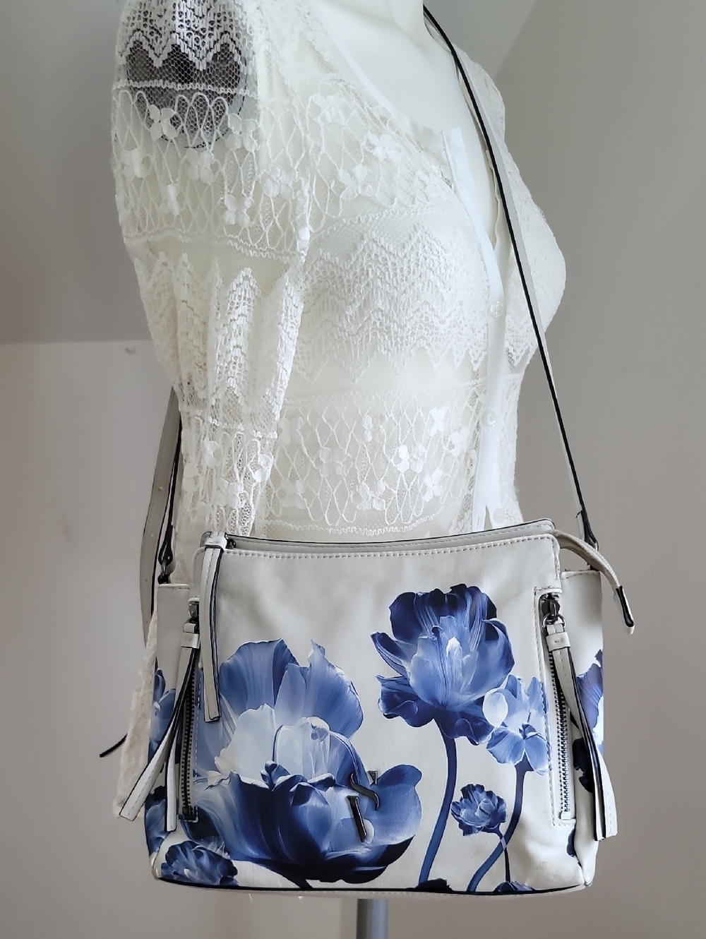 Simply Vera Vera Wang Cara Crossbody Bag. Blue Floral On Light Gray PU - Picture 4 of 14